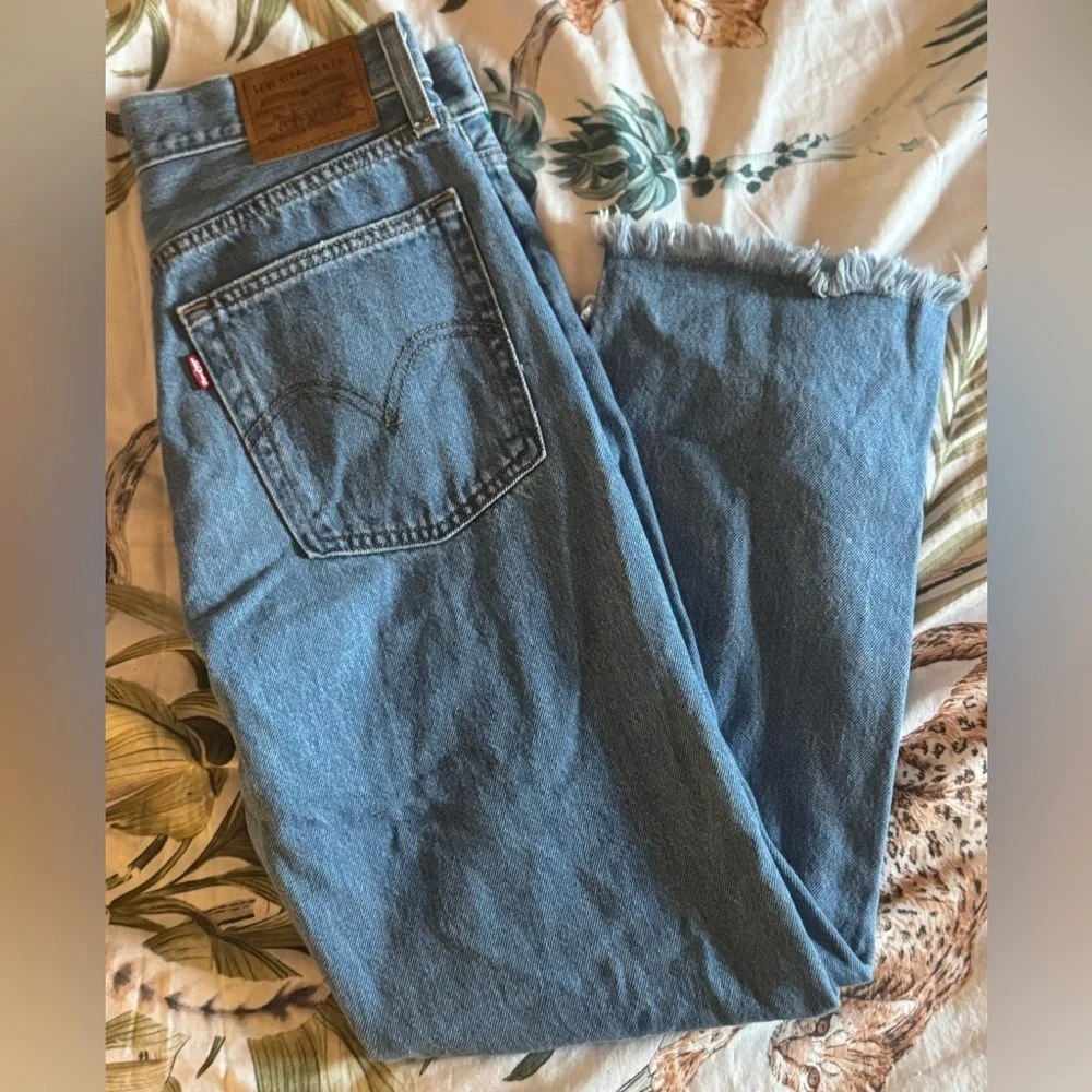 Levi’s Premium Wedgie Straight Distressed Cropped Jeans​​ - Picture 3 of 8